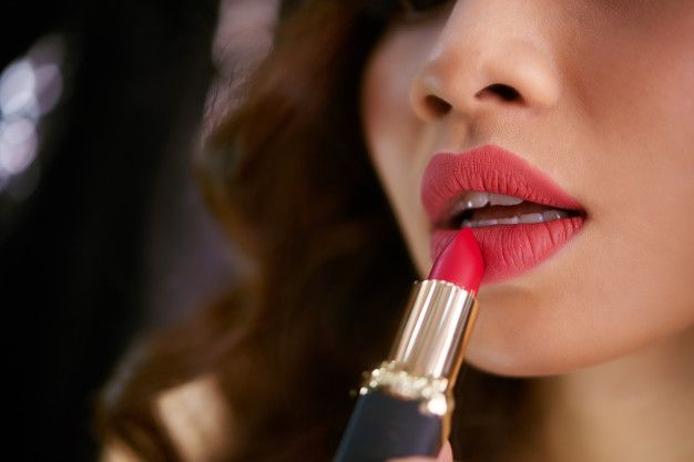 Meski sering digunakan perempuan, namun ternyata kita masih sering salah dalam menggunakan lipstik. Simak kesalahan yang dilakukan