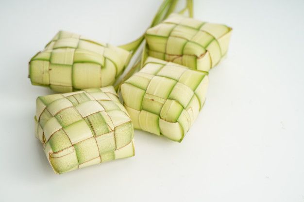 Hari Raya Idul Fitri 2021 segera tiba, kurang lengkap rasanya jika tak menyediakan ketupat. Yuk simak tips agar ketupat tak mudah basi.

