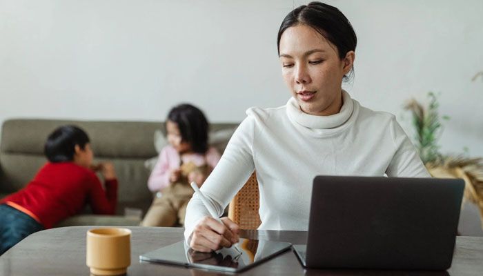 Dua hal ini dapat membantumu menyeimbangkan pekerjaan kantor dan mengasuh anak. Kamu perlu  dukungan dari orag lain.