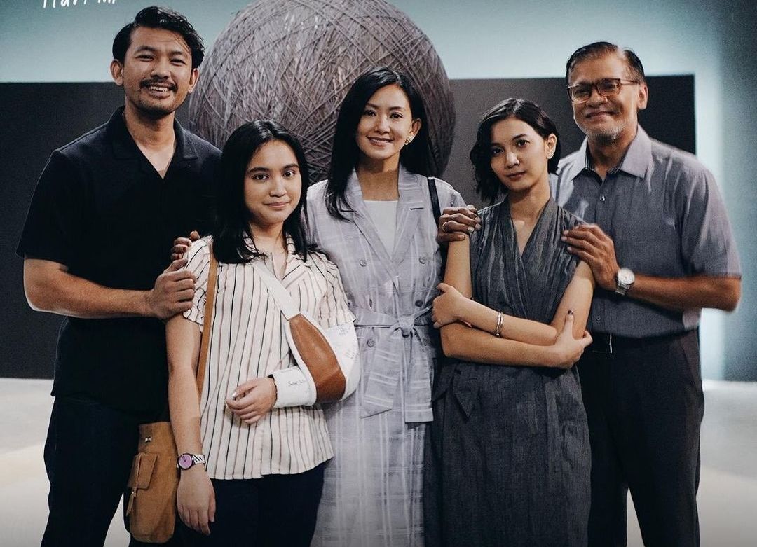 Kawan Puan di rumah saja saat Lebaran? Untuk menambah keramaian, kamu bisa menonton film Indonesia bertema keluarga ini, lo. Simak, apa saja filmnya!