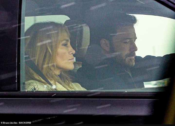 Ben Affleck dan Jennifer Lopez tampak kembali bersama di resor ski mewah di Montana. Apakah balikan? Yuk, ketahui tanda cinta lama bersemi kembali!