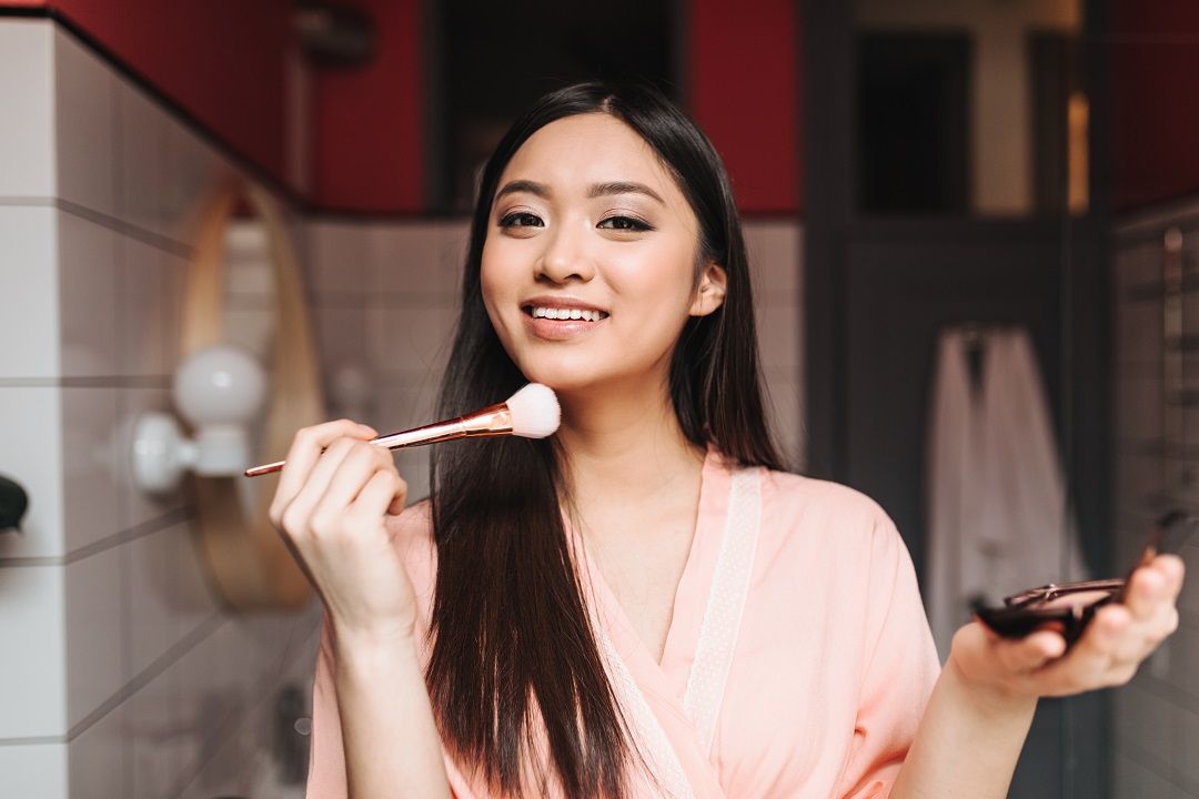 Pada beberapa produk riasan, seringkali kita menemukan kandungan SPF di dalamnya. Namun apakah kandungan itu sudah cukup untuk melindungi wajah?