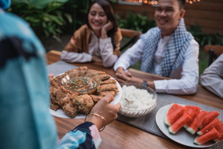 Lebaran dimanfaatkanuntuk berkumpul dan menyantap berbagai hidangan. Agar kolesterol tak naik, atur porsi makananmu dengan cara berikut yuk!