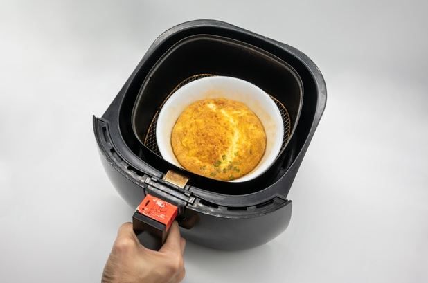 Membersihkan Air Fryer rupanya tidak boleh asal, lo, Kawan Puan! Bila asal, komponen di dalamnya pun akan rusak. Bagaimana yang benar?