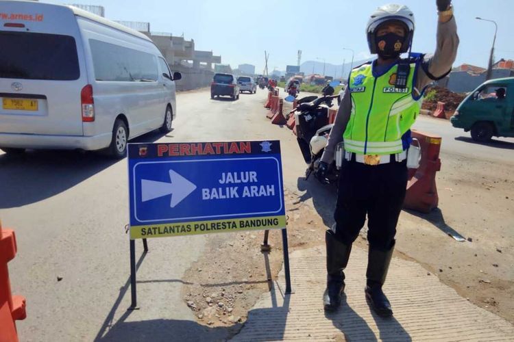 Covid-19 membuat pemerintah harus bertindak tegas dalam mencegah penyebaran Covid-19 akibat masyarakat yang memilih untuk tetap mudik.