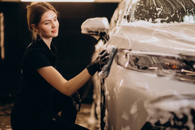 Langkah mencuci mobil sendiri di rumah usai dipakai mudik Lebaran. Simak dan praktikkan agar mobil bersih maksimal!