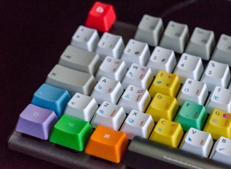 Karena lama tak digunakan, keyboard kantor yang kembali digunakan saat akan WFO biasanya kotor dan berdebu. Ini cara membersihkannya.