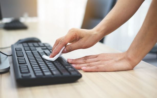 Membersihkan keyboard jadi kewajiban jika kamu menginginkannya tetap awet dan berjalan mulus. Berikut tata cara membersihkan keyboard.