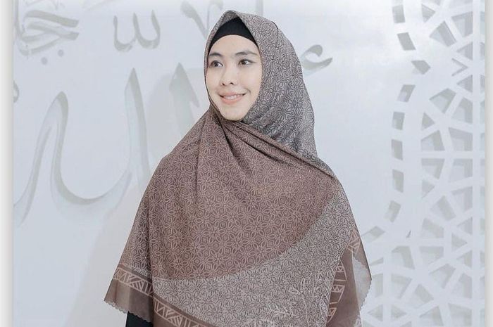 Oki Setiana Dewi membuat komunitas bernama Sahabat Khadeejah untuk mengajak perempuan agar lebih berdaya dan mandiri secara finansial. 