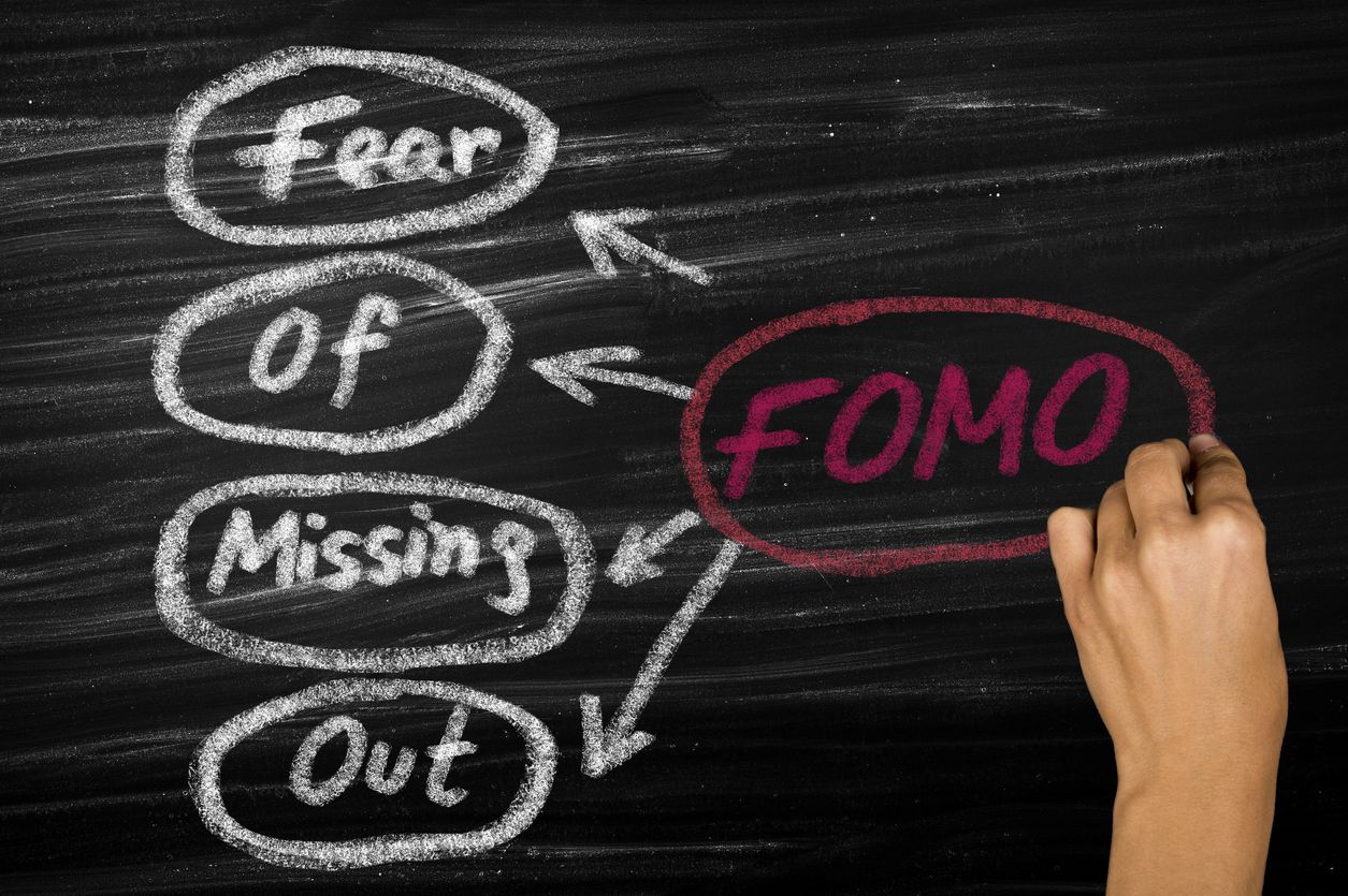 Pernahkah kamu mendengar istilah FOMO? Belakangan, sindrom ini sedang banyak terjadi di kalangan milenial. Yuk simak penjelasannya!