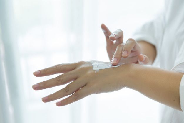 Tidak perlu takut kulit kering karena efek terlalu sering menggunakan antiseptik. Selain mencegah virus, antiseptik lotion ini bisa melembapkan kulit.