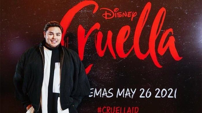 Menyambut rilisnya film Cruella, Disney Indonesia mengajak Ivan Gunawan untuk merancang busana yang terinspirasi dari karakter film tersebut.