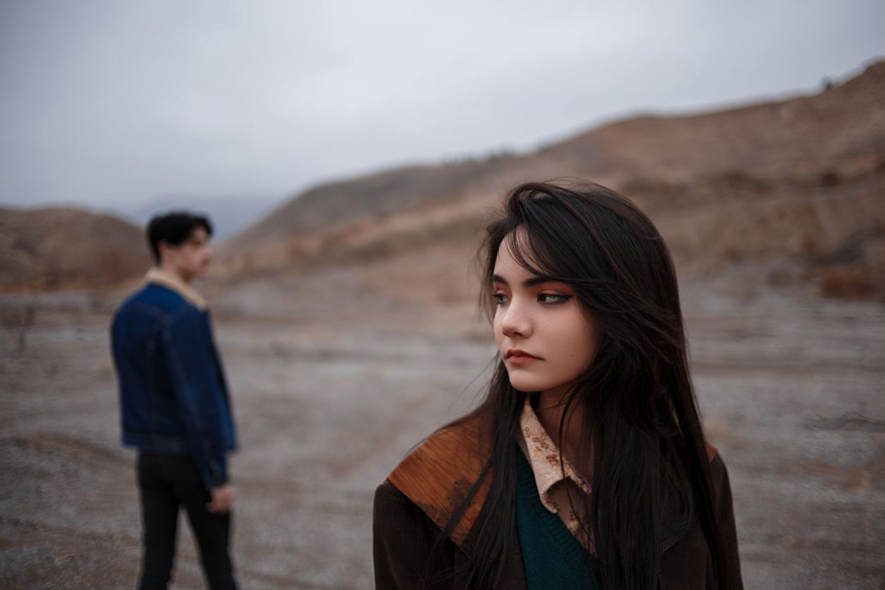 Kawan Puan, sebelum emotional cheating ada juga istilah micro cheating. Kira-kira apa yang yang membedakan dua jenis selingkuh ini?