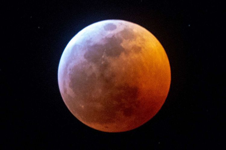 Gerhana bulan total atau super blood moon akan berlangsung pada tanggal 26 Mei 2021 mendatang. Ini 7 fase, tempat, dan waktu, yang harus kamu ketahui.