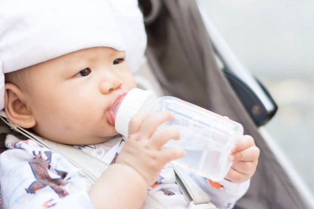 Memberikan air putih kepada bayi terlalu dini dapat menyebabkan masalah kesehatan, lo. Yuk, ketahui dampaknya!