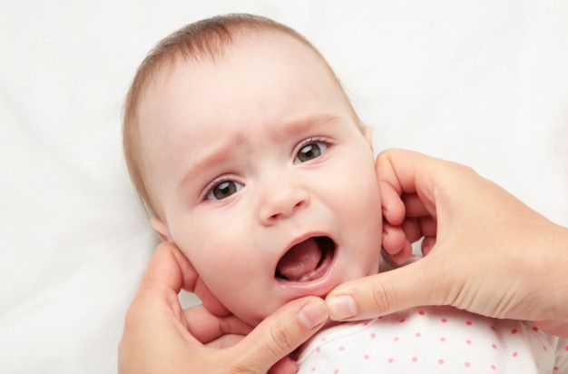 Bayi sering merengek dan susah menyusu, mungkinkah pertanda giginya akan tumbuh? Yuk, simak gejala bayi yang tumbuh gigi!