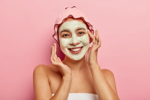 Hitung-hitung lebih hemat, melakukan facial bisa juga dilakukan di rumah, lo. Yuk, ikuti step by step melakukan facial mandiri di rumah ini!