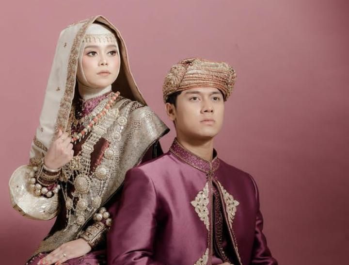 Leslar, pasangan selebriti Lesty Kejora dan Rizky Billar resmi menjadi sepasang suami istri setelah menggelar akad pada Kamis (19/8/2021). 