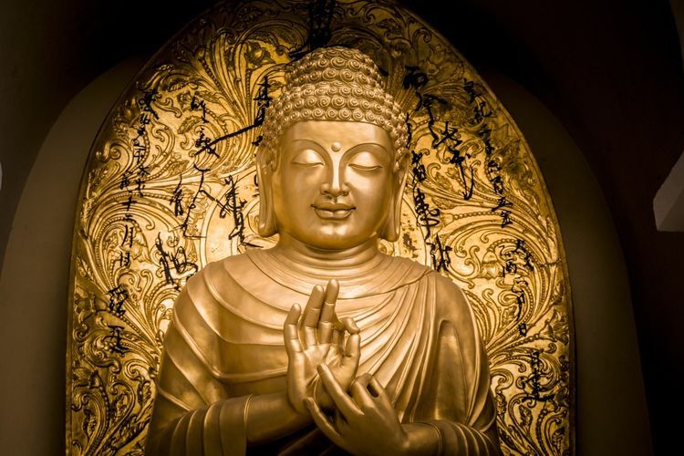 Waisak merupakan perayaan Hari Raya Bagi Umat Buddha.
Berikut budaya perayaan Waisak di berbagai negara termasuk Indonesia.