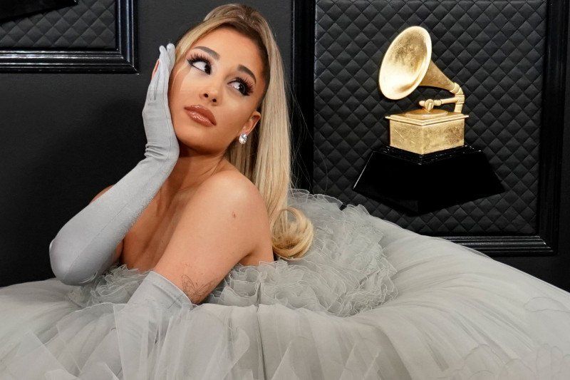 Ariana Grande akhirnya mengonfirmasi kabar simpang siur mengenai pernikahannya dengan sang kekasih, Dalton Gomez.