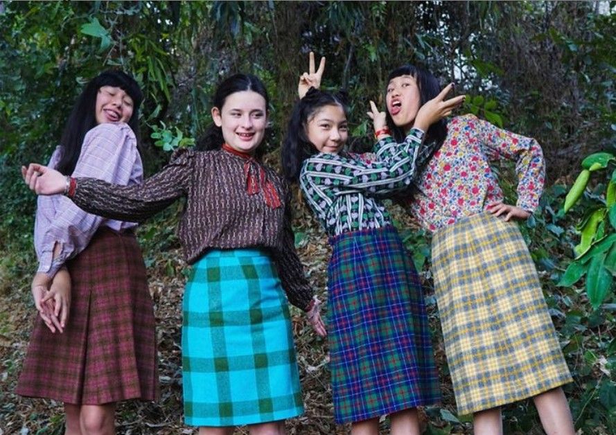 The Linda Lindas, band remaja cilik asal Los Angeles, Amerika Serikat menceritakan lagu Racist Sexist Boy dan upaya mereka suarakan rasisme. 