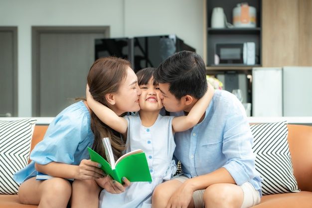 Gaya pengasuhan orang tua bermacam-macam, ini bisa memengaruhi perilaku anak dalam keseharian. Yuk, ketahui apa saja gaya pengasuhan anak!