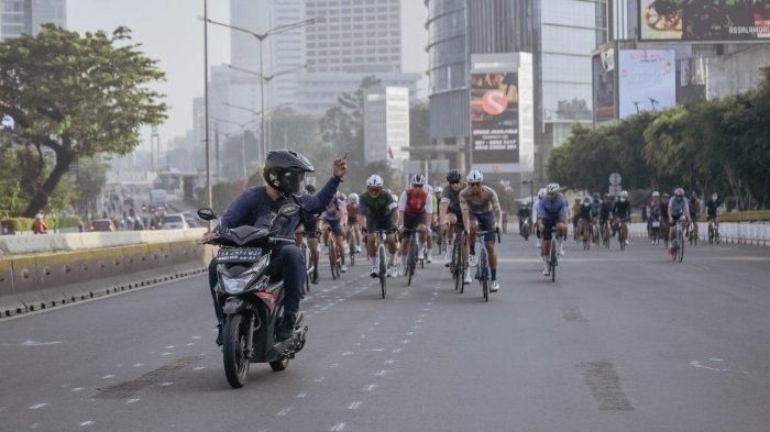 Viral foto pemotor yang mengacungkan jari tengah kepada rombongan pesepeda di Jakarta, mari pahami aturan bersepeda yang baik di jalan raya!