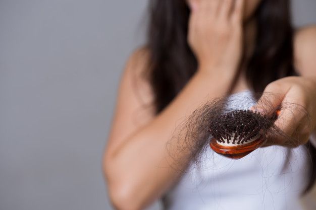 Masalah rambut rontok sering kali dialami perempuan, benarkah? Simak pendapat ahli tentang hal tersebut dan cara mengatasinya.
