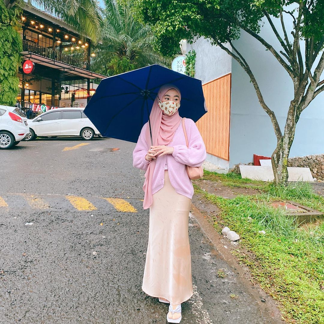 Larissa Chou kerap tampil dengan fashion bernuansa shabby chic yang identik dengan warna lembut. Intip inspirasi gaya shabby chic ala Larissa Chou.