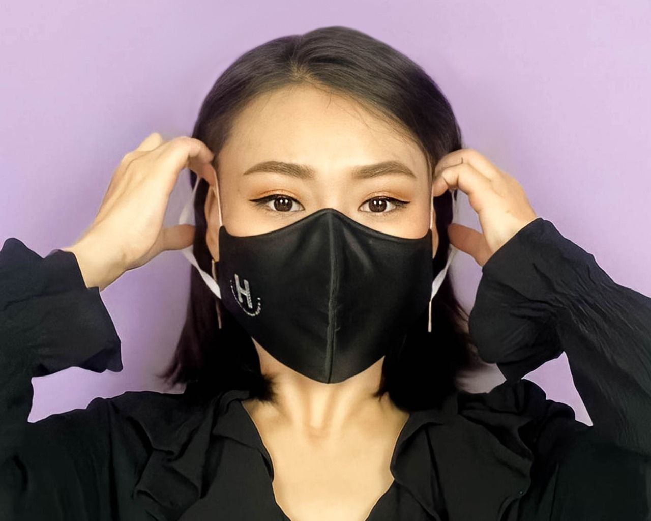 Rekomendasi produk make up agar tetap cantik paripurna di balik masker. Penggunaan produk ini membuat kamu tak harus melepas masker untuk retouch.