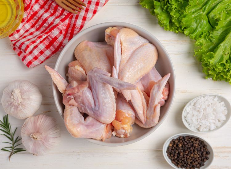 Kawan Puan, ada berbagai cara untuk membedakan ayam yang masih segar dan sudah membusuk. Yuk kita simak apa saja!