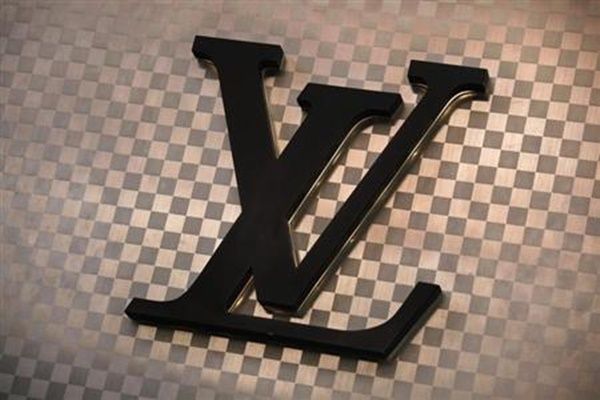 Louis Vuitton sedang menghadapi tuduhan apropriasi budaya atas syal seharga $705 yang terinspirasi dari keffiyeh Palestina.