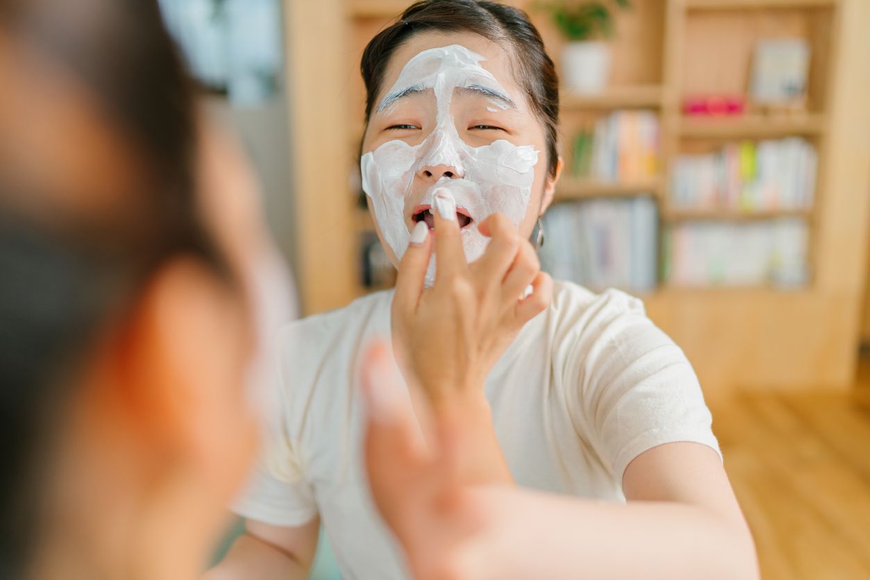 Ada kombinasi kandungan skincare yang sebaiknya tidak digunakan secara bersamaan karena dapat menyebabkan iritasi pada wajah. Apa saja?
