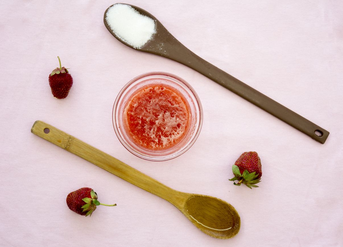 Kawan Puan, kini kamu bisa membuat scrub untuk bibir kering di rumah! Begini cara dan rekomendasi bahan-bahannya.