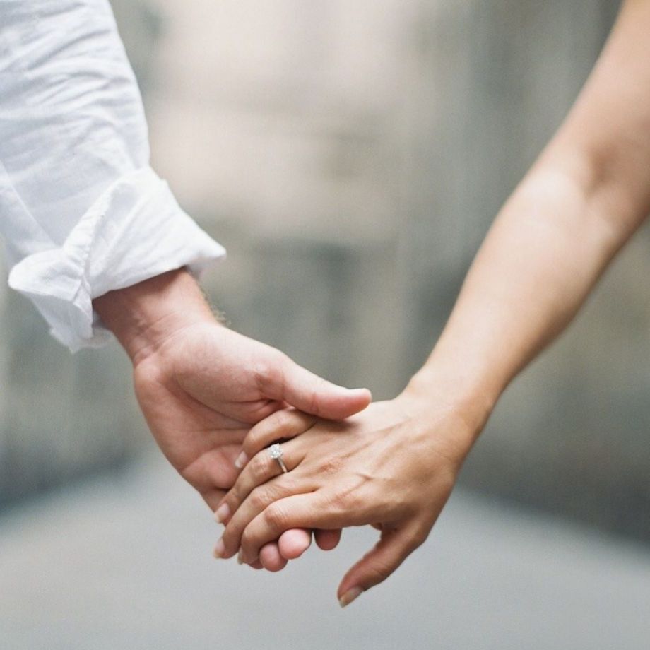 5 Cara Bergandengan Tangan Yang Disukai Oleh Perempuan Kawan Puan Yang Mana Parapuan