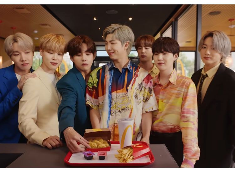 BTS Meal secara resmi dirilis pada hari ini (9/6/21). Banyaknya minat pembeli sebabkan antrean panjang di sejumlah gerai McDonald's di Indonesia.
