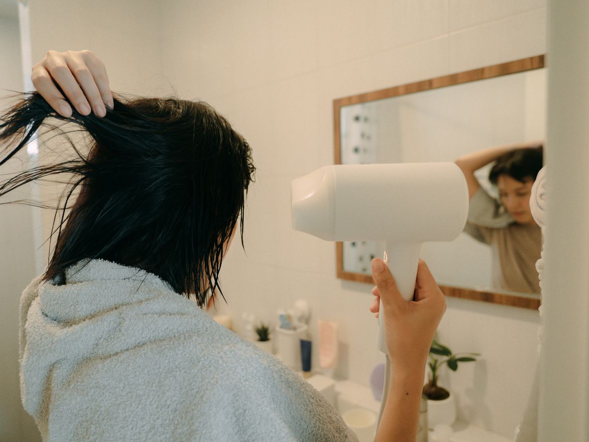 Setelah keramas, rambut wajib dikeringkan. Sayangnya, aktivitas ini cukup tricky karena jika salah rambut kita bisa rusak!