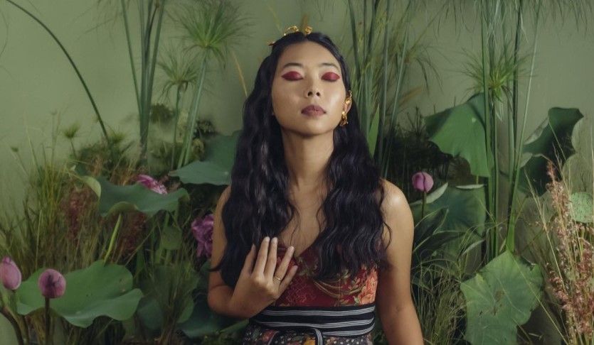 Penyanyi bersuara merdu, Rara Sekar baru merilis album proyek solonya yang dinamakan Kenduri. Album ini didedikasikan untuk alam dan berkebun.