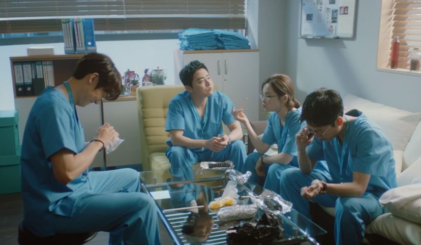 Kamu penggemar drama Hospital Playlist? Pasti sudah tidak asing lagi nih dengan deretan makanan yang sering muncul ini