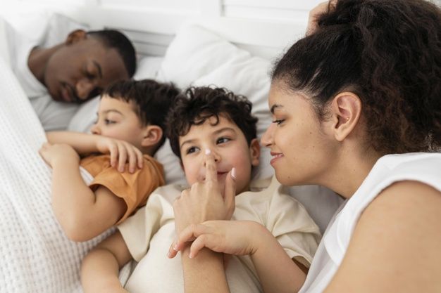 Pandemi ternyata membuat jadwal rutinitas anak terganggu. Alhasil ia pun mudah cemas dan sulit tidur. Bagaimana cara mengatasinya? 