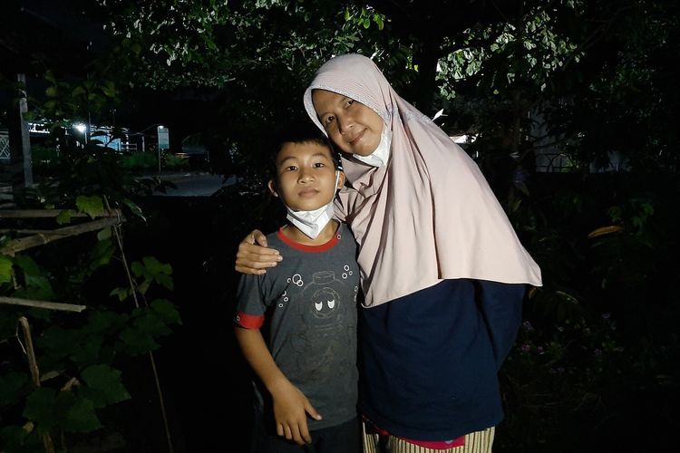 Kawan Puan, ternyata begini cara didik ibu yang viral karena menulis surat meminta buah jambu. Simak yuk bagaimana cara mendidik ibunya!