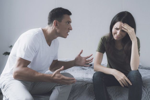 Kekerasan verbal terjadi apabila seseorang mengutukmu dengan kata-kata, sehingga menyakiti hatimu. Lantas, apa saja tanda-tanda kekerasan verbal itu?
