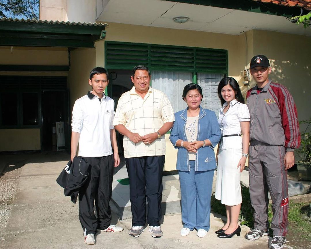 Jauh dari kesan mewah, Annisa Pohan tak malu pamerkan rumah pertamanya saat jadi menantu presiden. Sederhana banget.