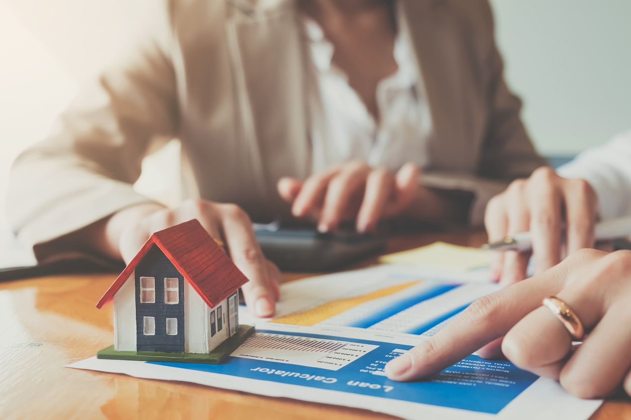 Renovasi rumah bisa Kawan Puan lakukan tanpa perlu berutang lho. Asalkan, kamu melakukan strategi pengaturan keuangan yang matang.