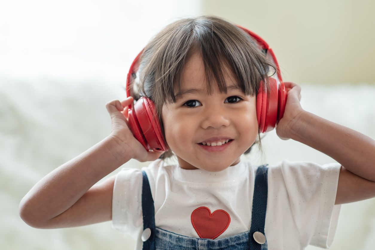 Menggunakan headphone atau earphone untuk mendengarkan suara terus menerus di telinga bisa sangat berbahaya. Terutama pada anak.