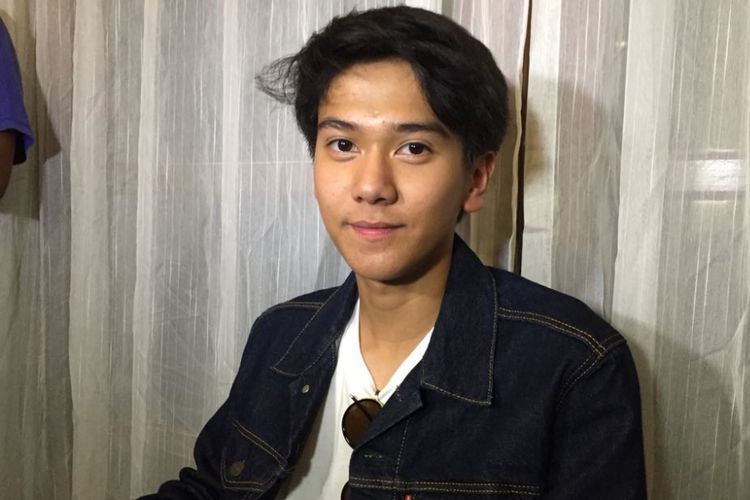 Dikenal lewat perannya dalam film-film adaptasi buku, Iqbaal Ramadhan akhirnya berani ambil peran untuk film non adaptasi. Ini pengalamannya!