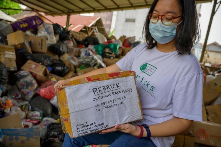 Meski banyak orang yang berusaha mendaur ulang sampah, namun masih banyak pulang gunungan sampah yang hanya berakhir menjadi limbah.