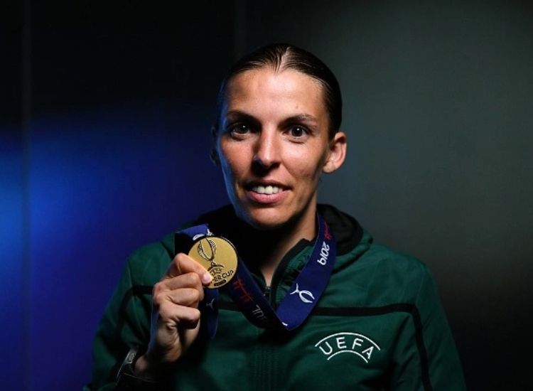 Tuliskan sejarah jadi wasit perempuan pertama di Piala Eropa 2020, ini sepak terjang  Stephanie Frappart.