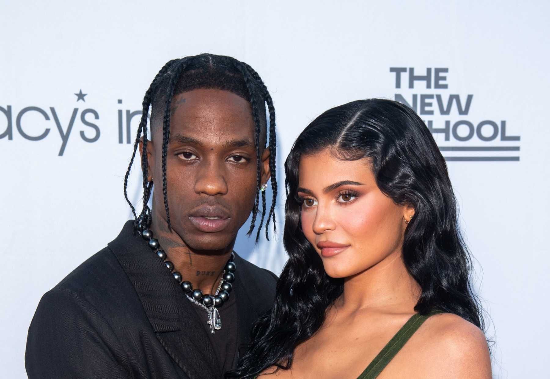Meski sudah berpisah Kylie Jenner dan Travis Scott tetap kompak saat menghadiri  72nd Annual Parsons Benefit. Simak ulasan gaya fashion keduanya! 