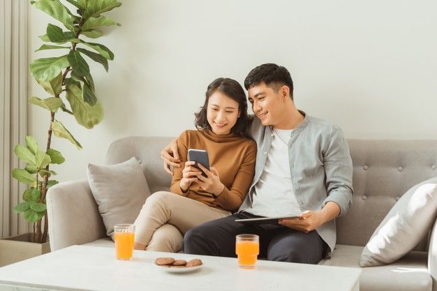 Tak perlu ragu untuk mengutarakan mimpi, kebutuhan, atau bisnis baru yang ingin diraih kepada suami. Simak, begini cara berkomunikasinya!